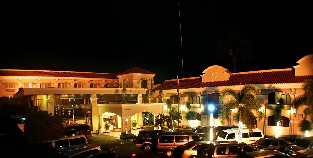 Hotel Del Rio Ілоіло Екстер'єр фото